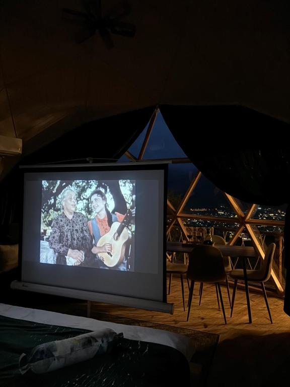 TV a/nebo společenská místnost v ubytování Glamping EmeralD