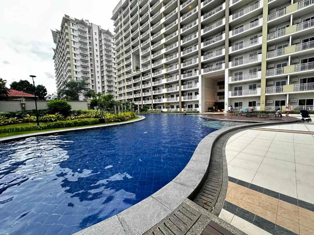 2 bedroom Condo Unit near SM BF & NAIA at The Atherton by DMCI with 2 balcony - Housity