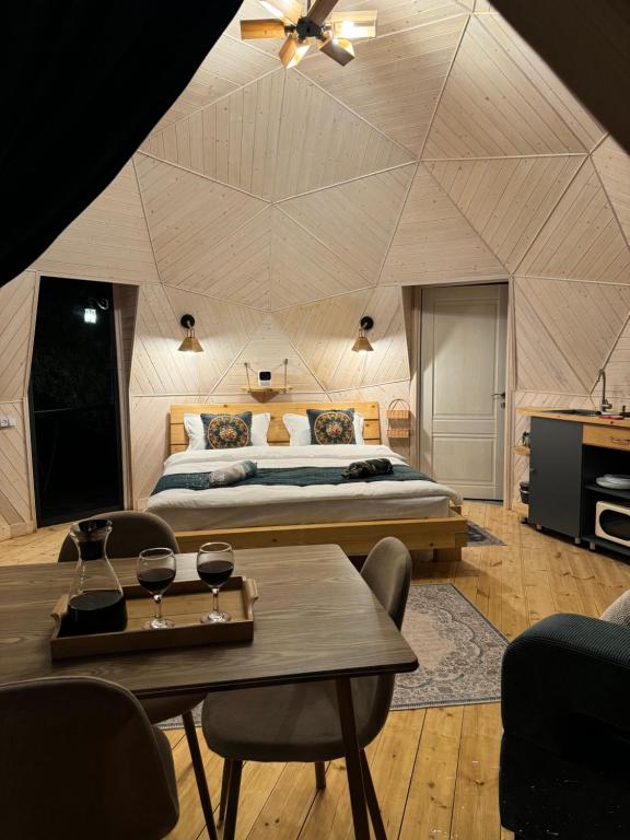 Postel nebo postele na pokoji v ubytování Glamping EmeralD