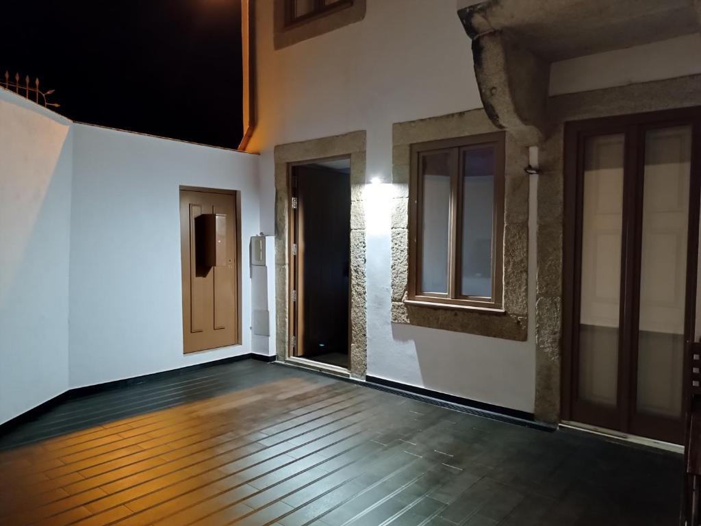 an empty room with a wooden floor and a door at Porto Histórico - pet friendly in Porto