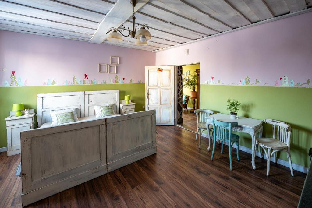 una habitación con una cama, una mesa y sillas en Ubytovanie na Šuňave, en Vyšnie Šuňava