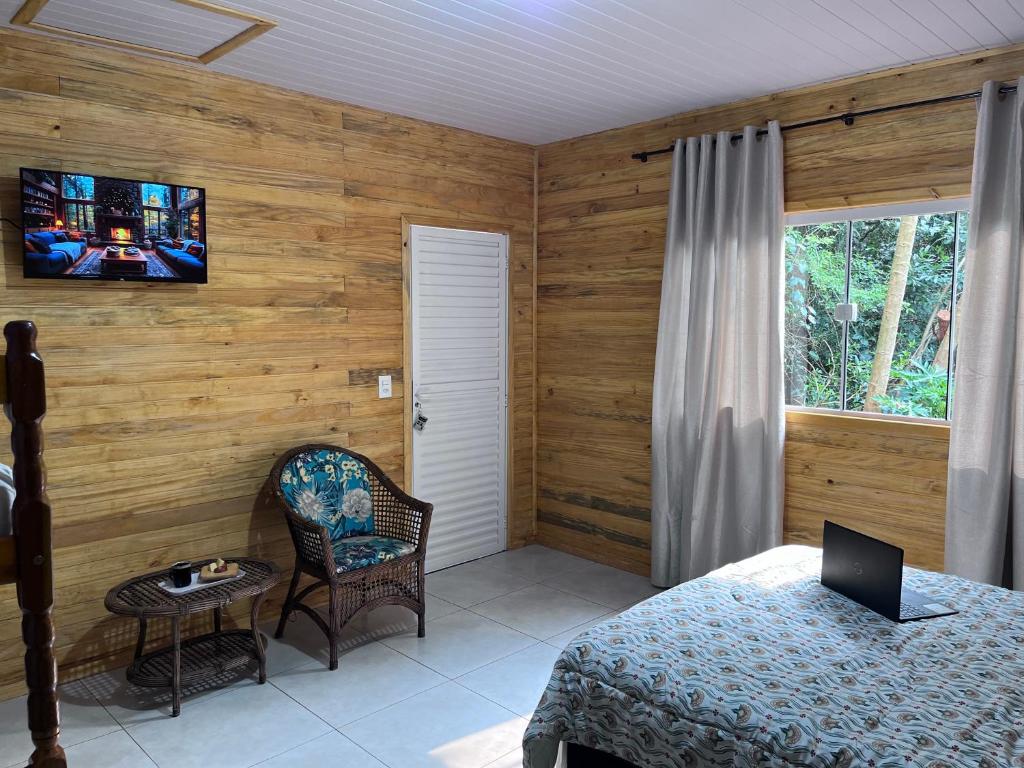 TV a/nebo společenská místnost v ubytování IguassuEcoHostel - Eco Suítes - Hostel mais próximo das Cataratas