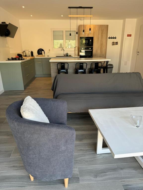 una sala de estar con un sofá y una mesa en Karzen, en Ghisonaccia