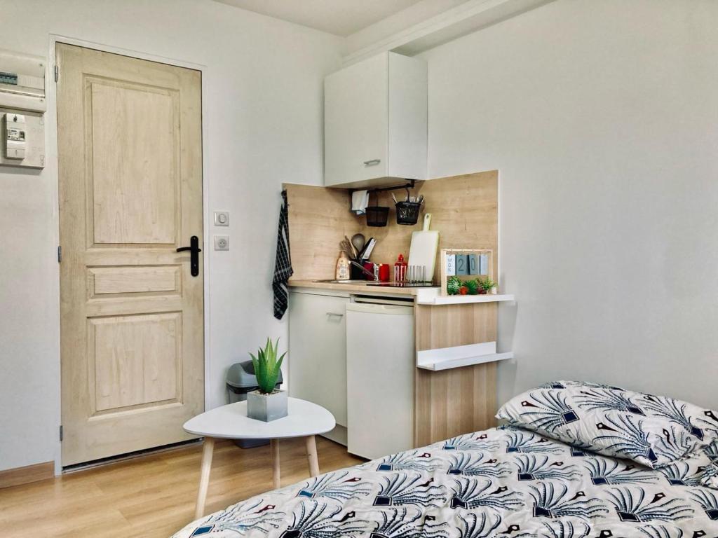 a small kitchen with a couch and a table in a room at Parlementaire européen, waken schiltigheim in Schiltigheim