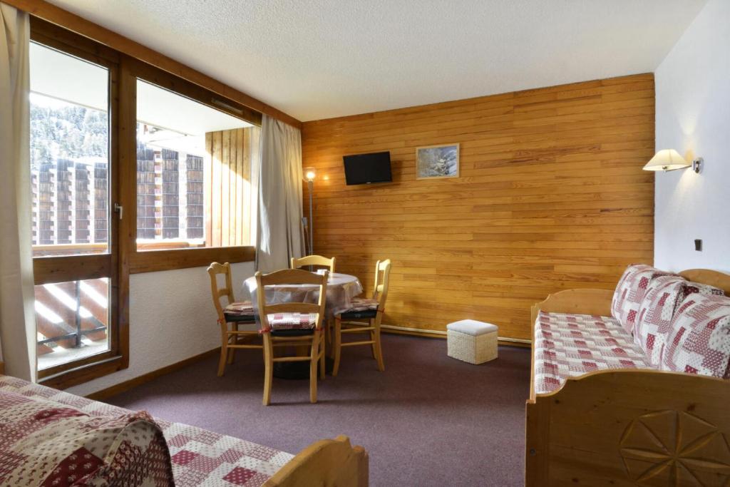 une pièce avec une table et une salle à manger dans l'établissement Résidence Carroley B - Studio pour 4 Personnes 08, à Mâcot La Plagne
