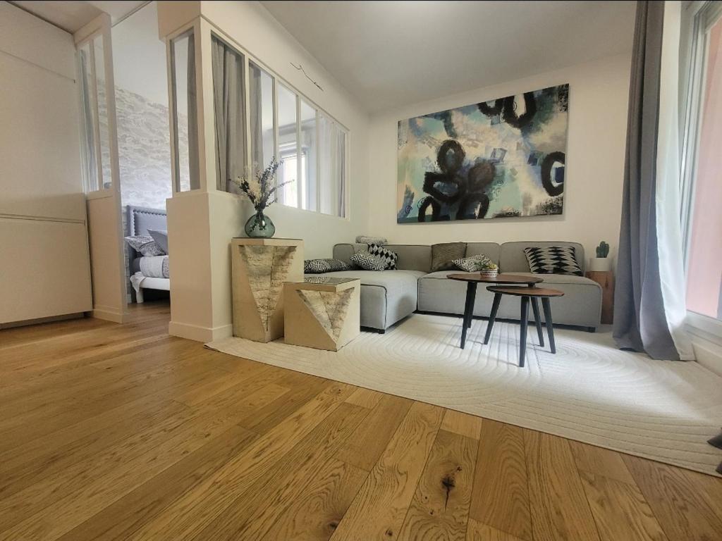 un salon avec un canapé et une table dans l'établissement appart avec piscine casino plein air et plage, à La Ciotat