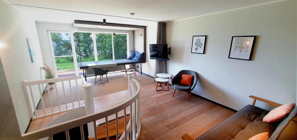een woonkamer met een bank en een tafel bij Große FeWo-Suite "Nordstern" in direkter Seelage, mit Kanu in Ascheberg