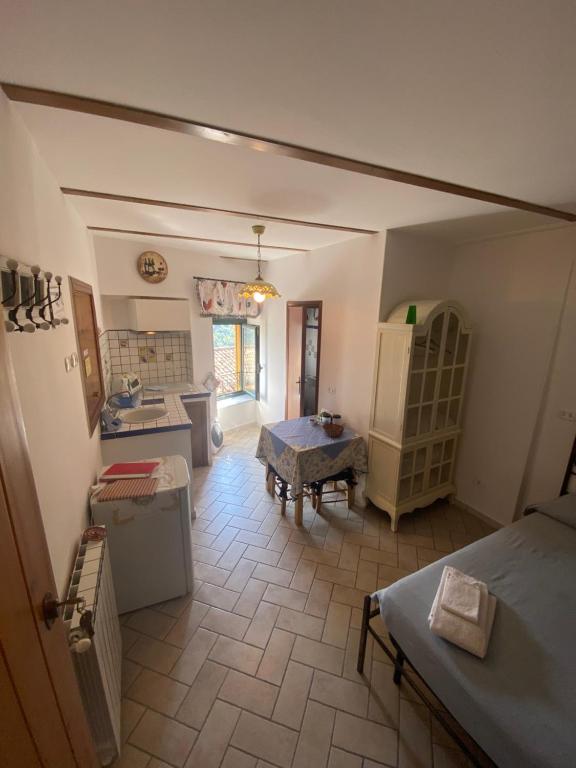 A kitchen or kitchenette at Maison Dina