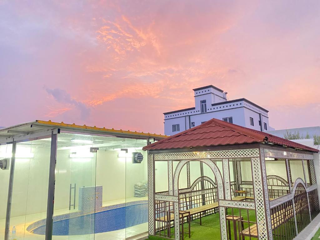 Bazén v ubytování إستراحة بيت الإكليل Rosemary home nebo v jeho okolí