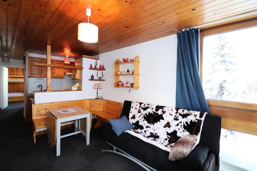 a living room with a couch and a table at Résidence Roches Rouges A - Appartement calme et près des pistes. MAE-2474 in Tignes