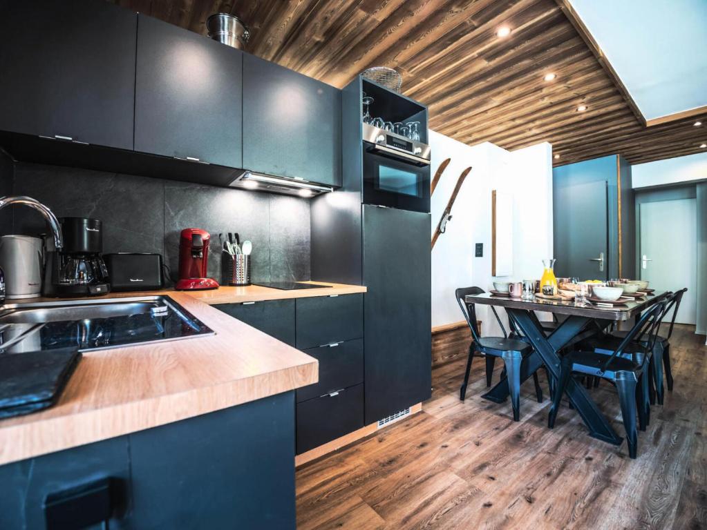 kuchnia ze stołem i jadalnią w obiekcie Résidence Rond Point Des Pistes B - Appartement rénové·Départ et retour ski aux pieds· MAE-2414 w mieście Tignes