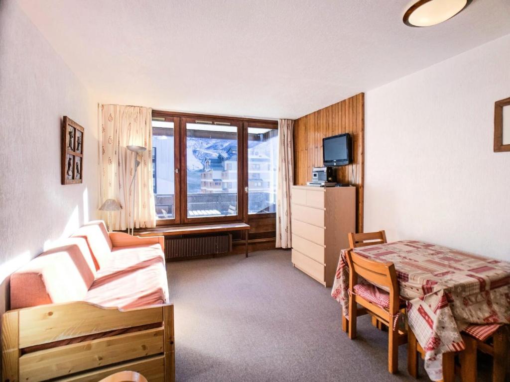 une chambre d'hôtel avec un lit et une fenêtre dans l'établissement Résidence Prariond A - Studio à 100 mètres du funiculaire MAE-3484, à Tignes