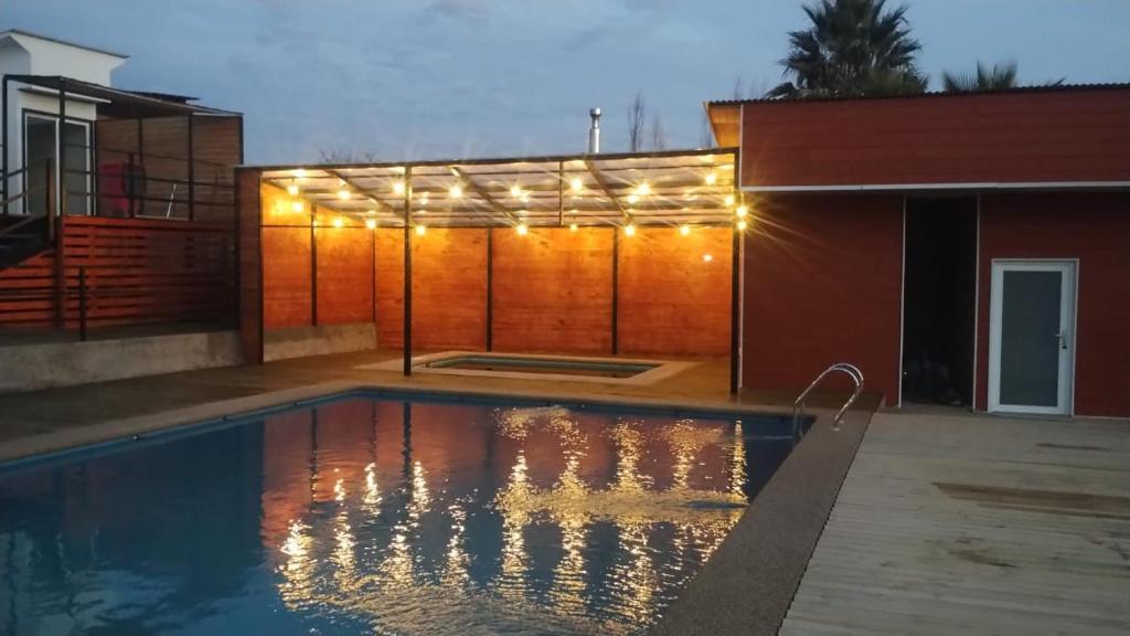 Bazén v ubytování Glamping Domos Lago Rapel nebo v jeho okolí