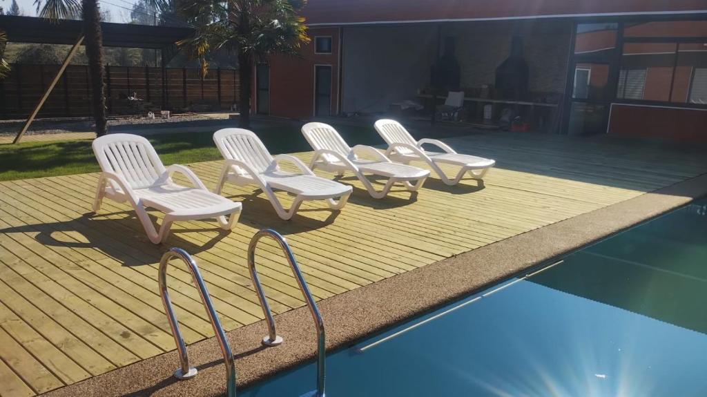 Bazén v ubytování Glamping Domos Lago Rapel nebo v jeho okolí