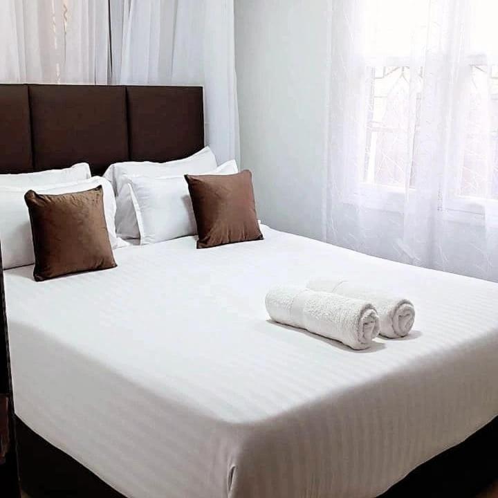 Postel nebo postele na pokoji v ubytování Sofitel Executive 3 bedrooms own compound