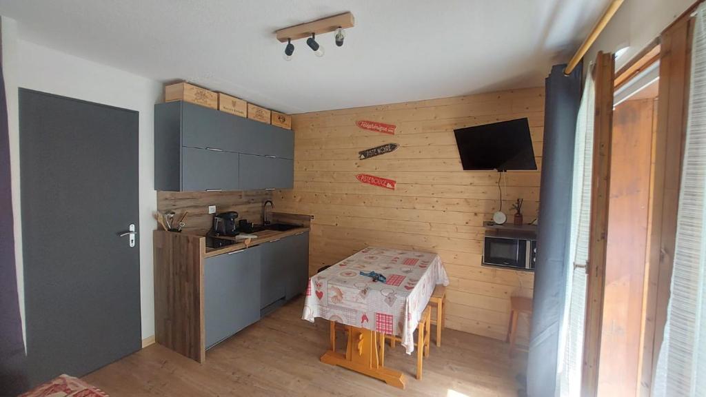 Η κουζίνα ή μικρή κουζίνα στο Studio cosy au pied des remontées,wifi,smart TV,parking