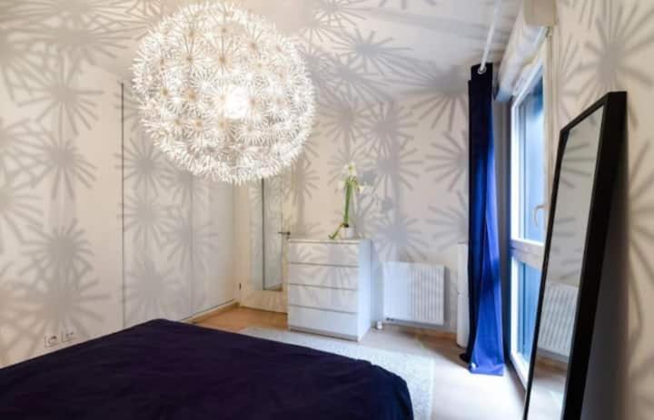 - une chambre avec un lustre et un lit dans l'établissement Appartement 2 pièces, à Cenon