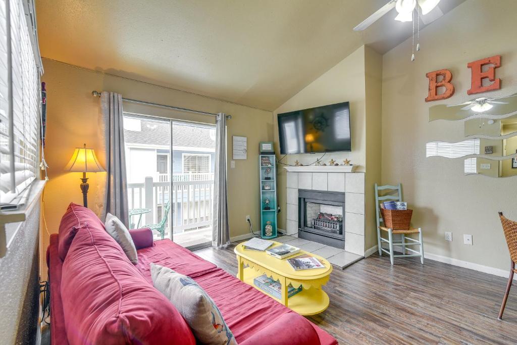 TV a/nebo společenská místnost v ubytování Bay View, Pool Access Romantic Galveston Retreat!