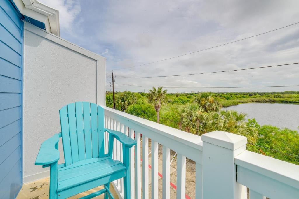 Balkón nebo terasa v ubytování Bay View, Pool Access Romantic Galveston Retreat!