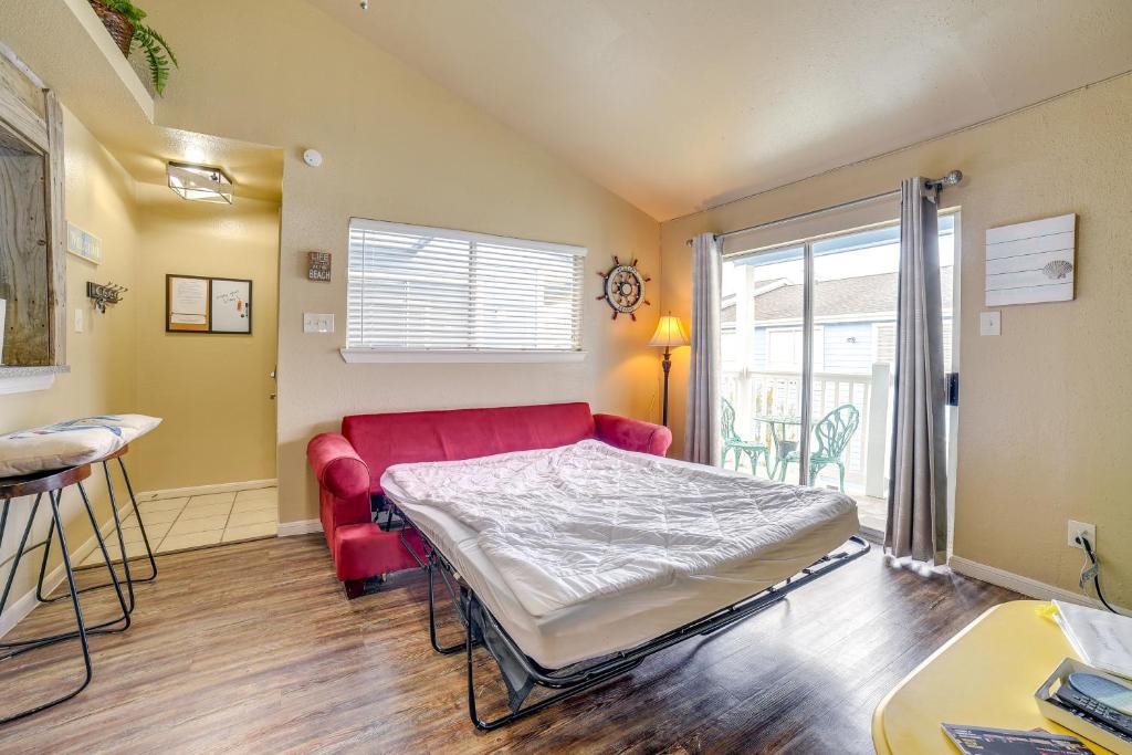 Postel nebo postele na pokoji v ubytování Bay View, Pool Access Romantic Galveston Retreat!