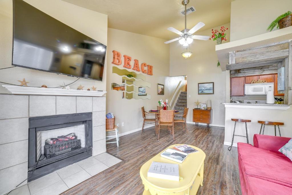TV a/nebo společenská místnost v ubytování Bay View, Pool Access Romantic Galveston Retreat!