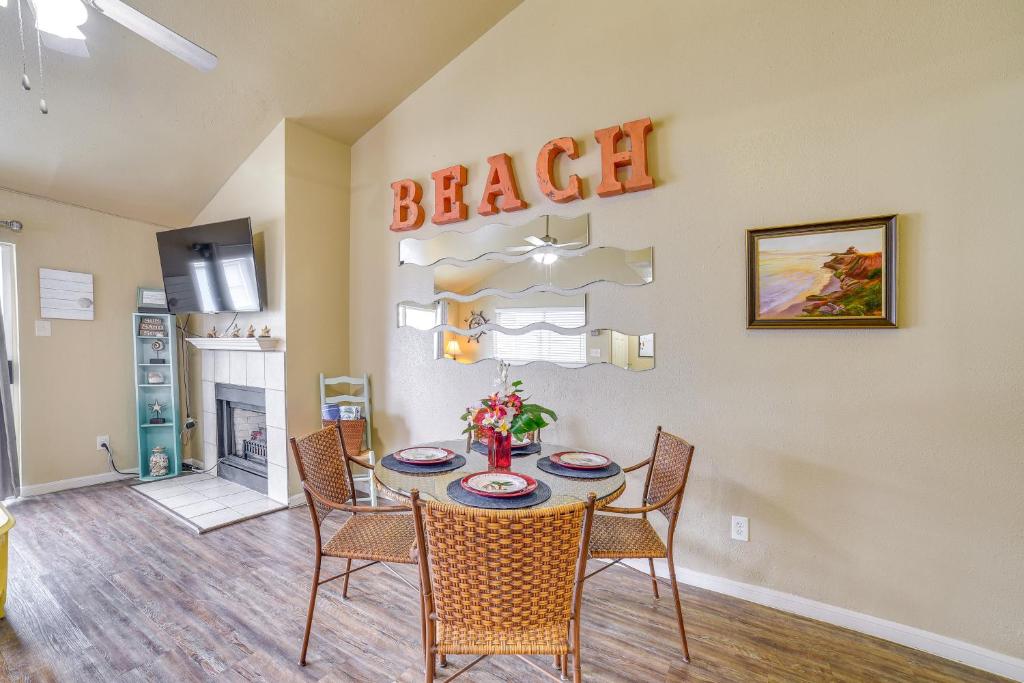 Posezení v ubytování Bay View, Pool Access Romantic Galveston Retreat!