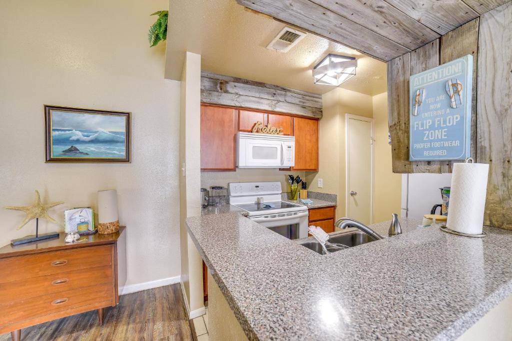 Posezení v ubytování Bay View, Pool Access Romantic Galveston Retreat!