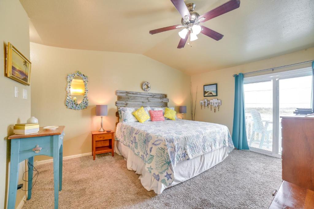 Postel nebo postele na pokoji v ubytování Bay View, Pool Access Romantic Galveston Retreat!