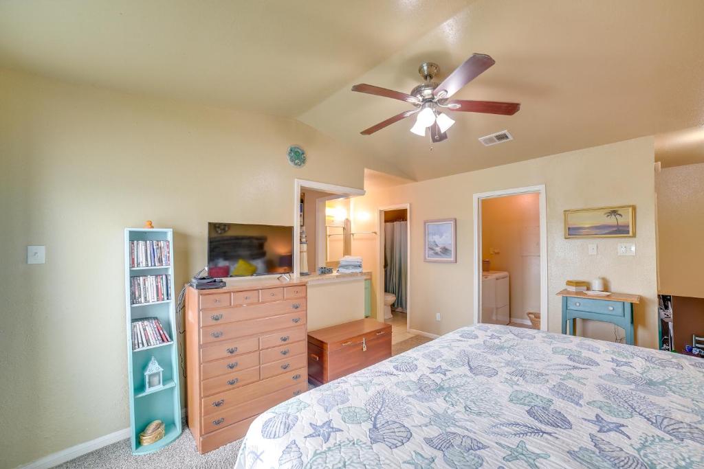Postel nebo postele na pokoji v ubytování Bay View, Pool Access Romantic Galveston Retreat!