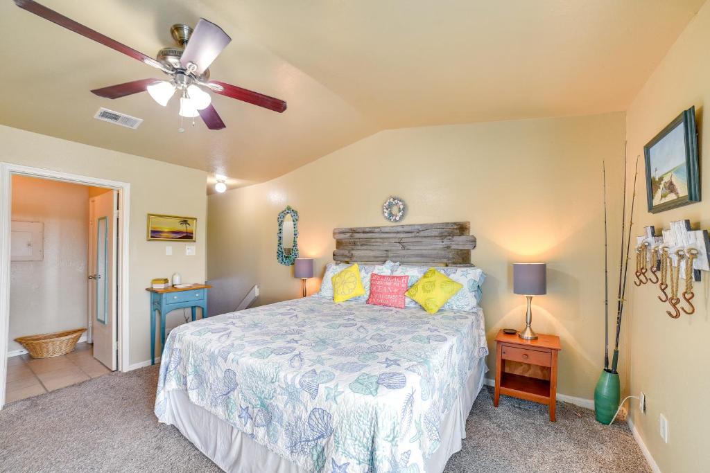 Postel nebo postele na pokoji v ubytování Bay View, Pool Access Romantic Galveston Retreat!