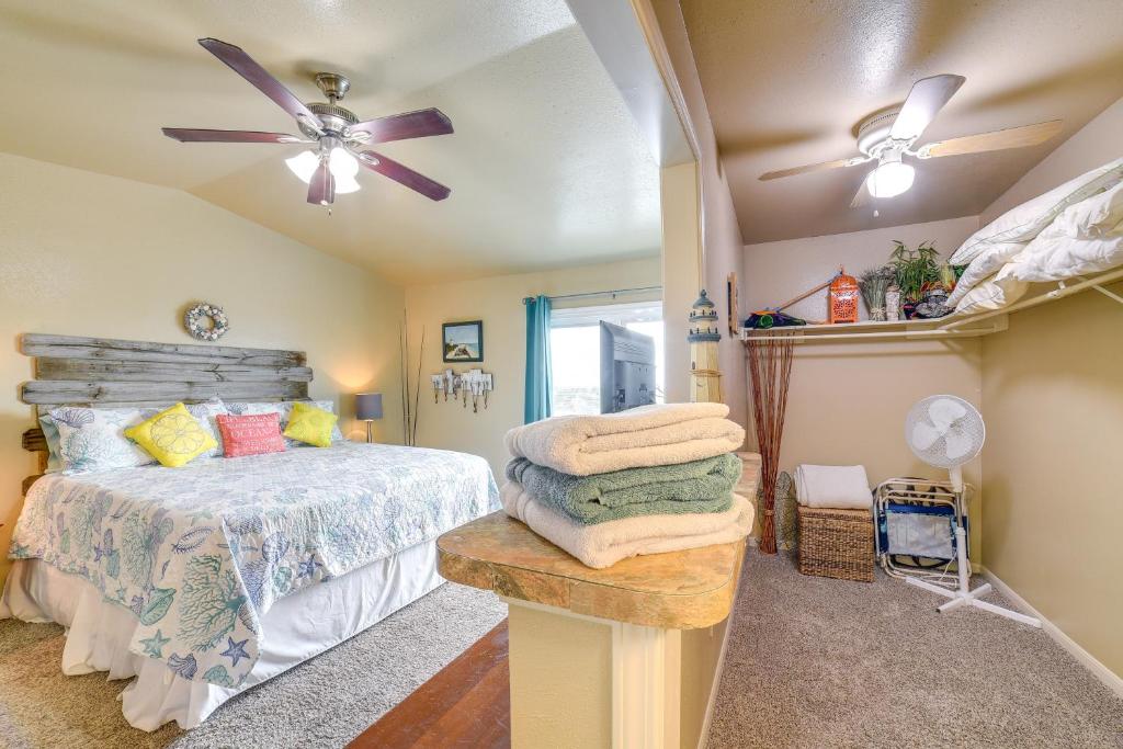 Postel nebo postele na pokoji v ubytování Bay View, Pool Access Romantic Galveston Retreat!