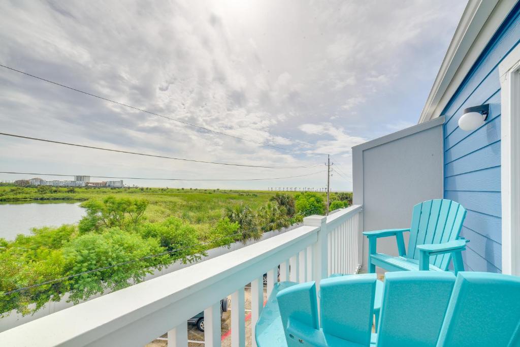Balkón nebo terasa v ubytování Bay View, Pool Access Romantic Galveston Retreat!