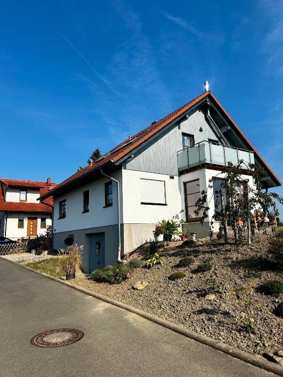 a white house on the side of a road at Ferienwohnung Molschleben in Molschleben