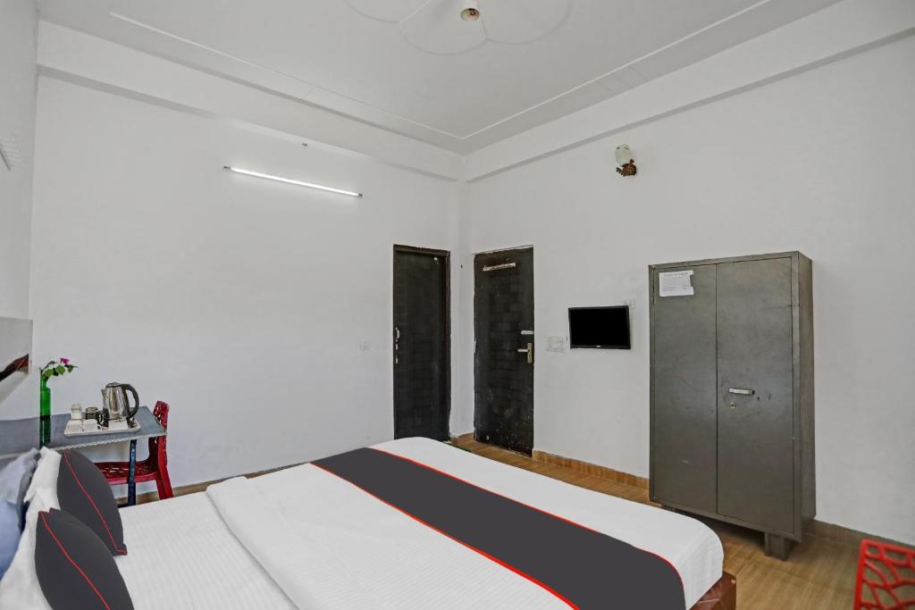 Postel nebo postele na pokoji v ubytování Collection O Naveen Stay