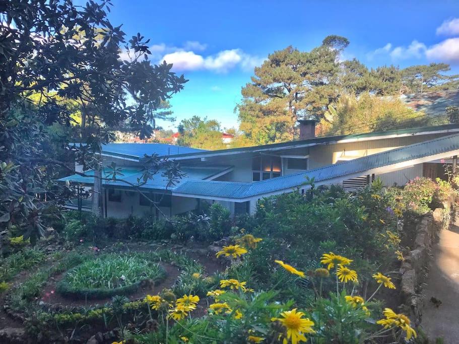 ein Haus mit einem Garten davor in der Unterkunft Mid-Century Modern Centrally Located Garden Oasis in Baguio City