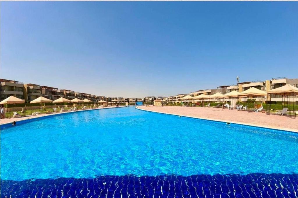 Bazén v ubytování شاليه فندقي بقرية بلومار السخنه وادي دجله nebo v jeho okolí