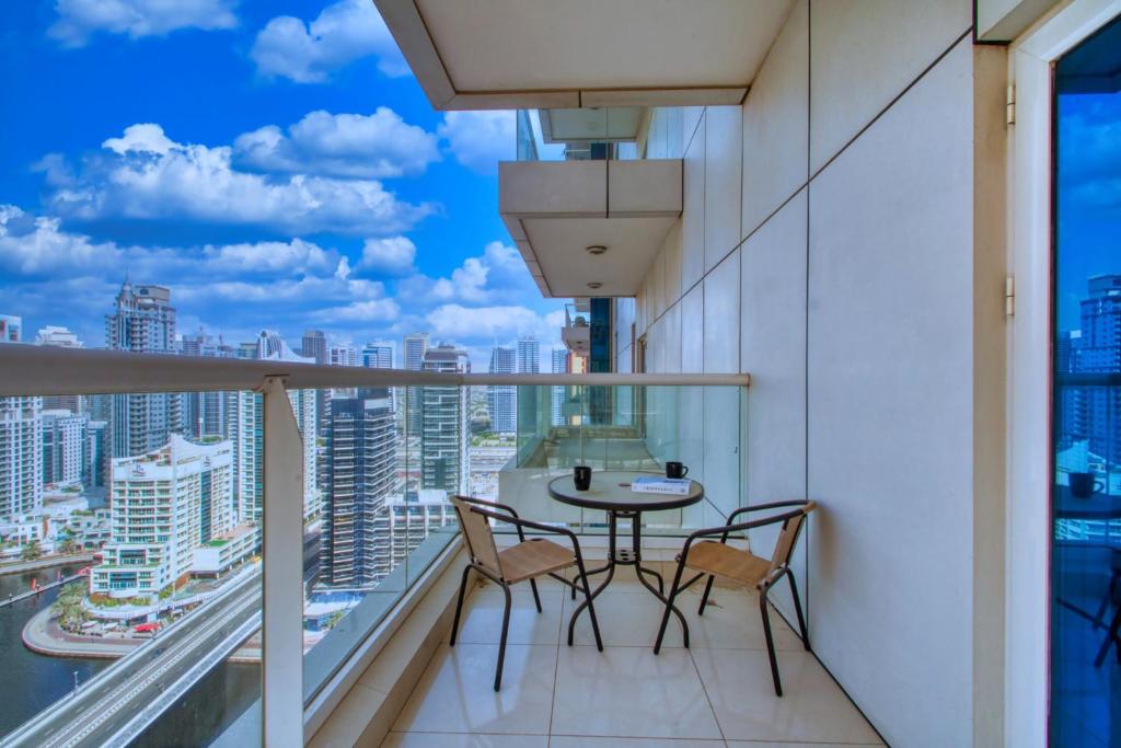 ShoresInn - Elegant 2BR with Dubai Marina View در دبی