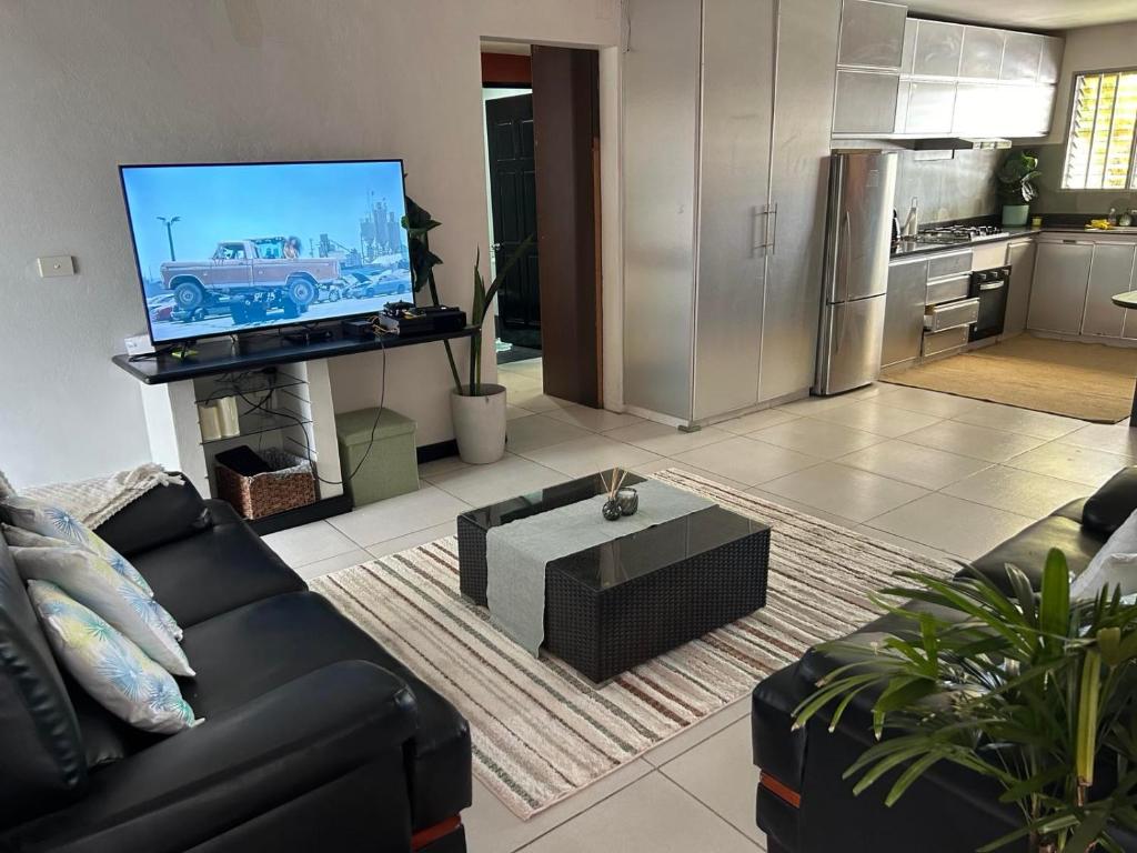 TV a/nebo společenská místnost v ubytování 2 Bedroom Apartment in Suva City