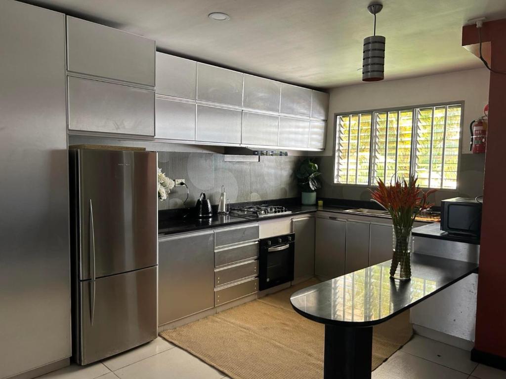 Kuchyň nebo kuchyňský kout v ubytování 2 Bedroom Apartment in Suva City