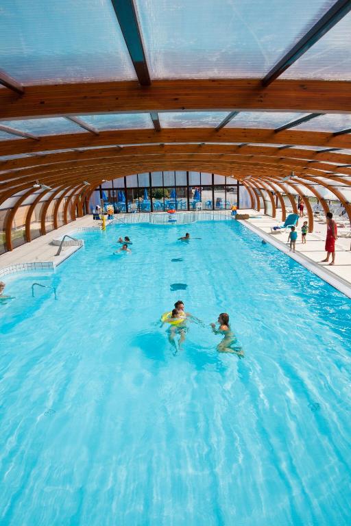 Bazén v ubytování Camping Officiel Siblu Domaine de Litteau nebo v jeho okolí