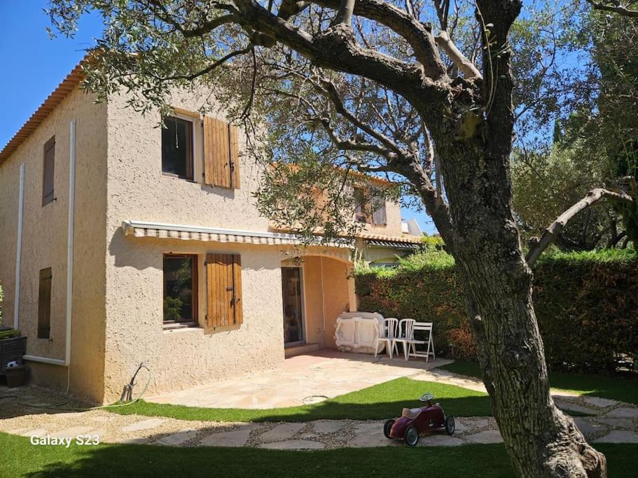 une maison avec une moto garée devant elle dans l'établissement Villa résidence piscine plage, à La Ciotat