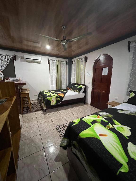 Postel nebo postele na pokoji v ubytování Apartamentos Mansión Tropical