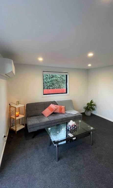 Posezení v ubytování Tiny Home in Mosgiel