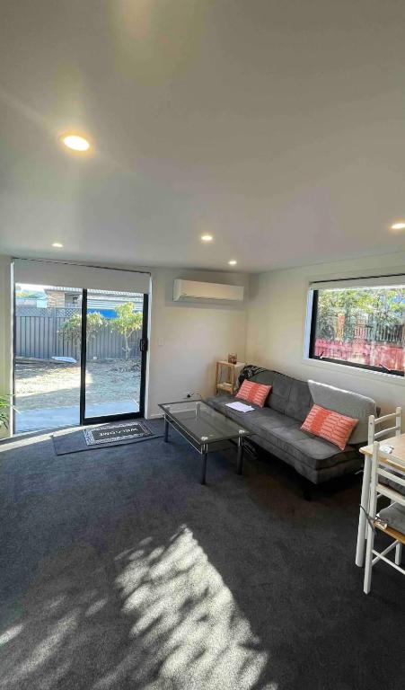Posezení v ubytování Tiny Home in Mosgiel