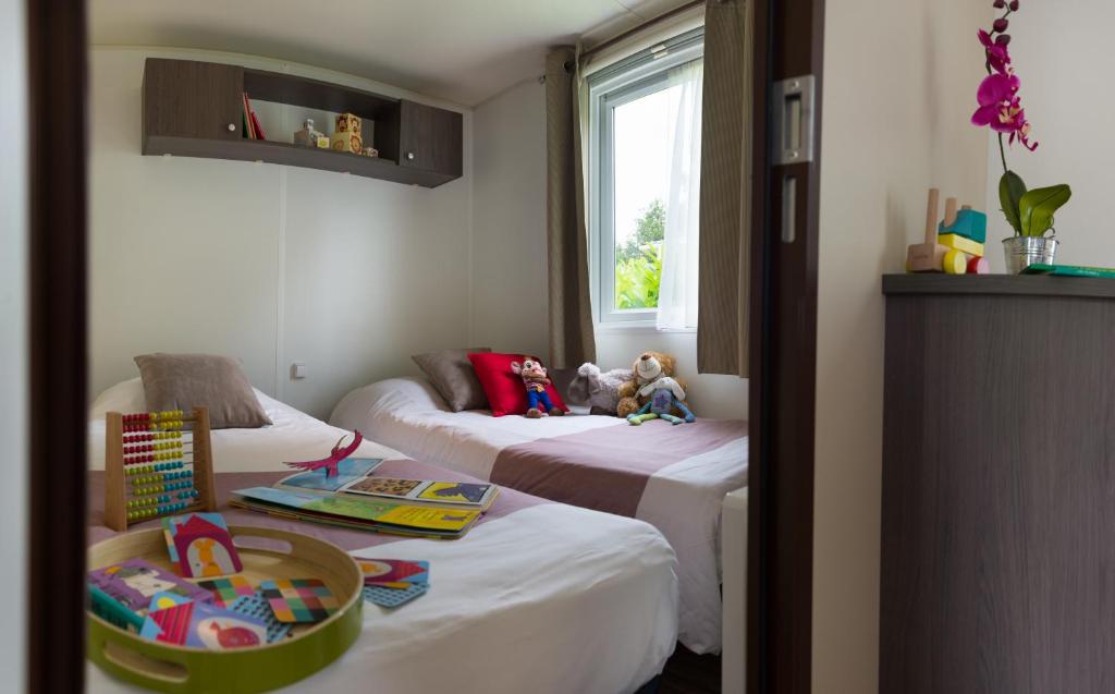 Postel nebo postele na pokoji v ubytování Camping Officiel Siblu Domaine de Litteau