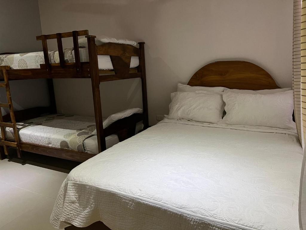 Postel nebo postele na pokoji v ubytování Apartamentos Mansión Tropical