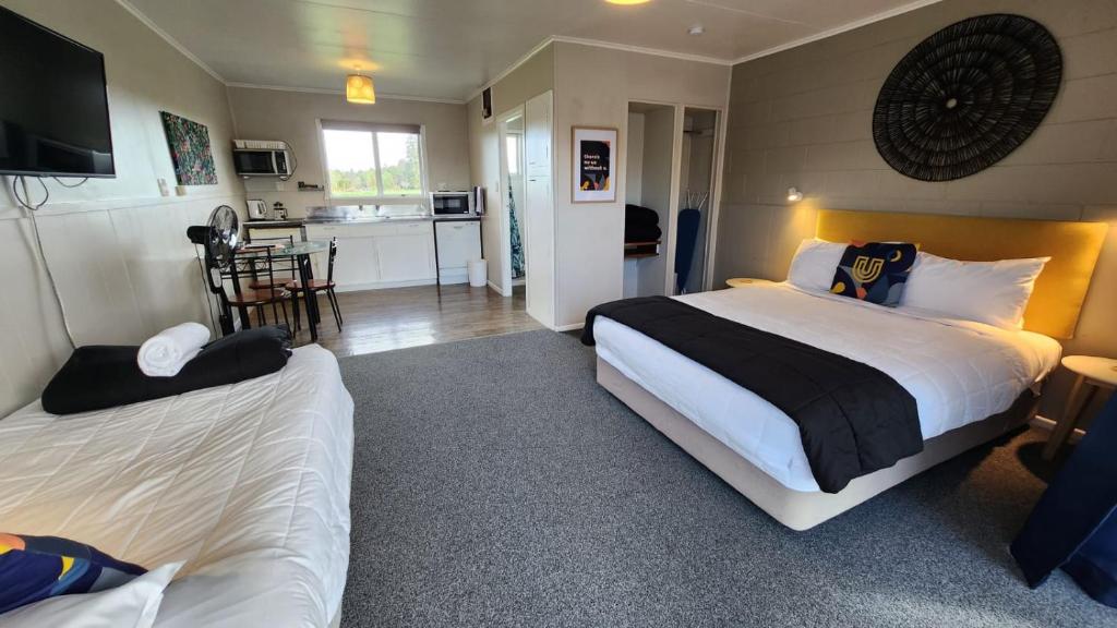 
Queen Studio with Single Bed
