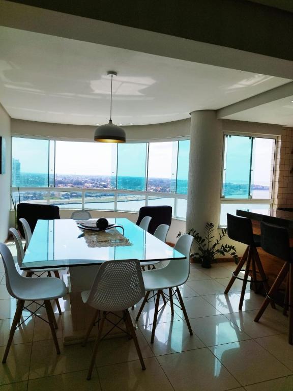 a dining room with a blue table and chairs at Apartamento em Tramandaí in Tramandaí