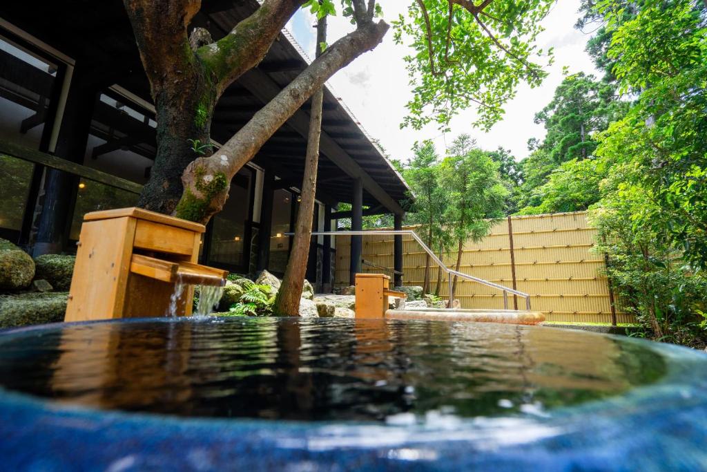 天然温泉と縄文の宿「まんてん」の敷地内または近くにあるプール