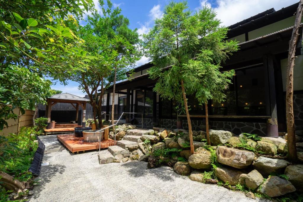 天然温泉と縄文の宿「まんてん」にある庭